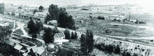 An elevated view looking east across Sand Creek at the early downtown days of Sandpoint, circa 1904. The houses across the creek in the top left of the frame are located on the current site of Trinity at City Beach and the Best Western Edgewater. Photo courtesy of Bonner County Historical Society. 