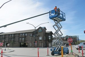 City crews install new traffic lights at the intersection of Fifth Ave. and Cedar St. in anticipation of the one-way streets to revert to two-way traffic in the near future. Photo by Ben Olson.